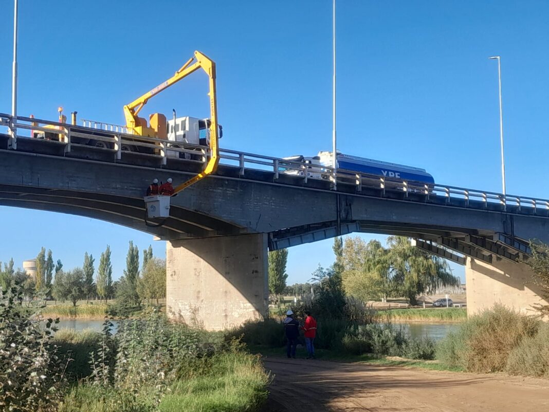 Personal de Vialidad Nacional realiza inspección en el puente de la ruta 22 sobre el río Colorado.