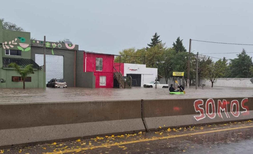 Funcionarios y equipos de emergencia evaluando daños tras el temporal en una calle de Santa Rosa, La Pampa.