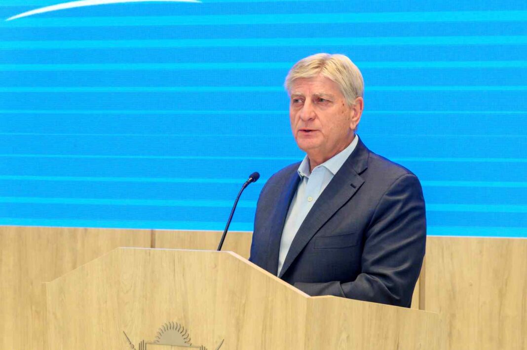 Gobernador Sergio Ziliotto durante una entrevista explicando la postura de La Pampa.