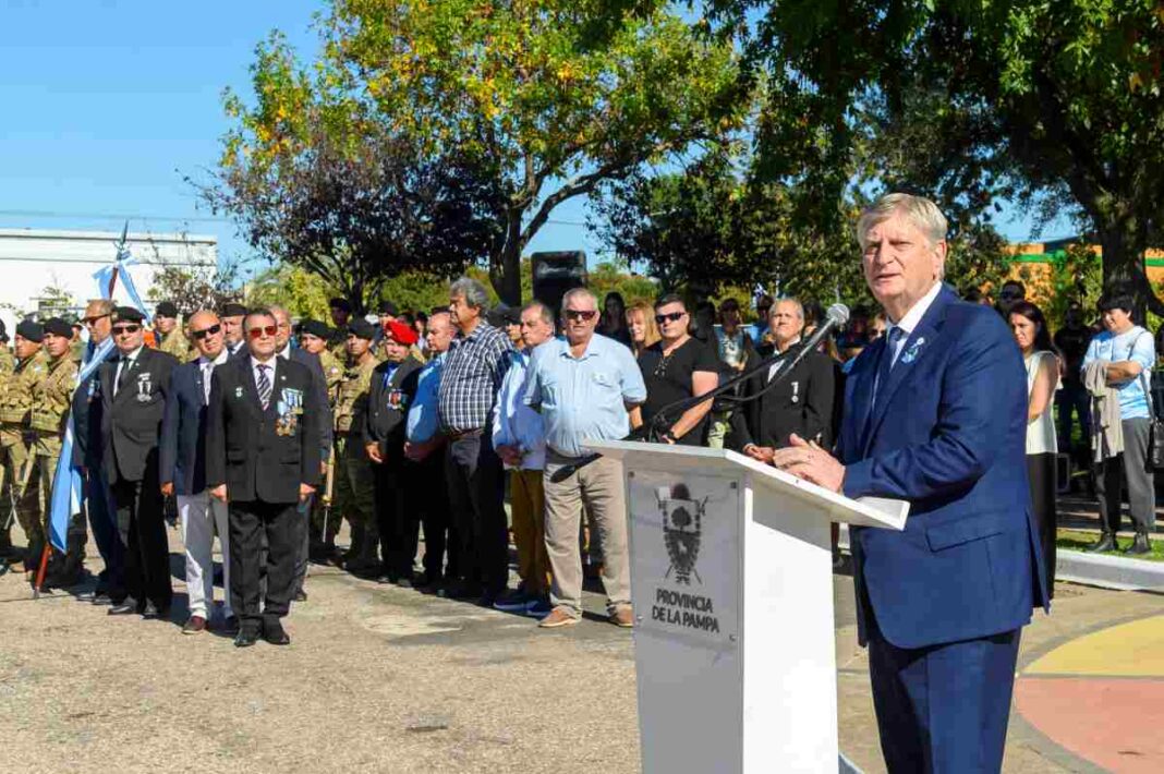 Gobernador Sergio Ziliotto junto a veteranos de Malvinas durante el acto conmemorativo en la plaza de Alpachiri, La Pampa.