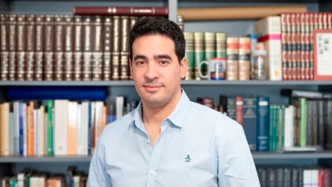 Adrián Ravier en una entrevista de streaming