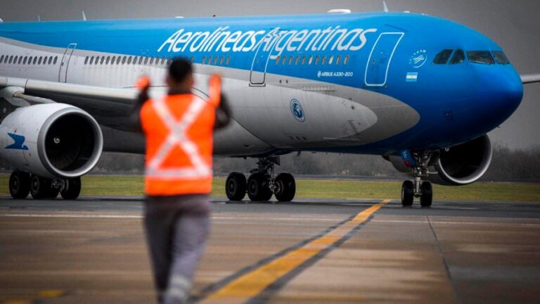 Pasajero con equipaje de mano en aeropuerto
