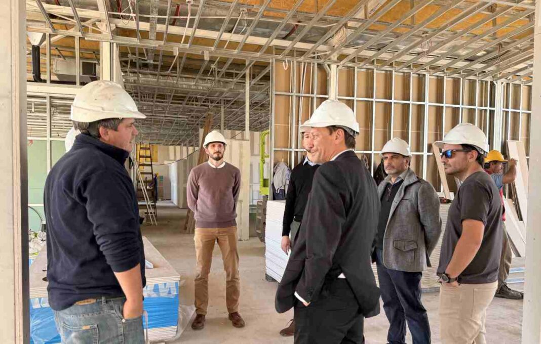 Rector Oscar Alpa supervisando obras en la UNLPam