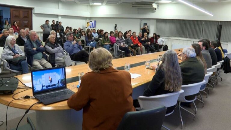 Conferencia de prensa de ambientalistas en la Universidad Nacional de La Pampa