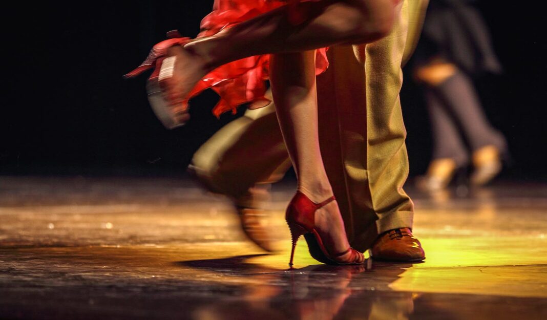 Escenario de El Viejo Galpón durante una noche de tango del Ateneo Cultural en General Pico
