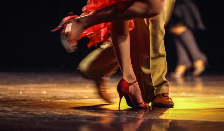 Escenario de El Viejo Galpón durante una noche de tango del Ateneo Cultural en General Pico