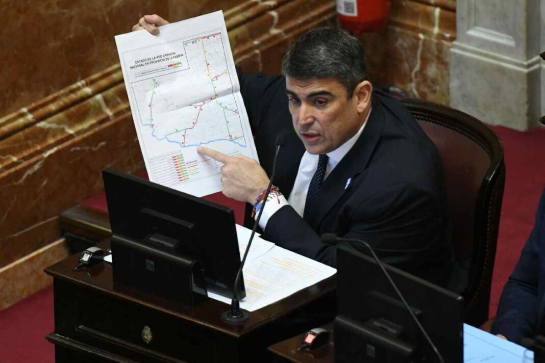 Senador Daniel Pablo Bensusán en el Senado reclamando por rutas nacionales
