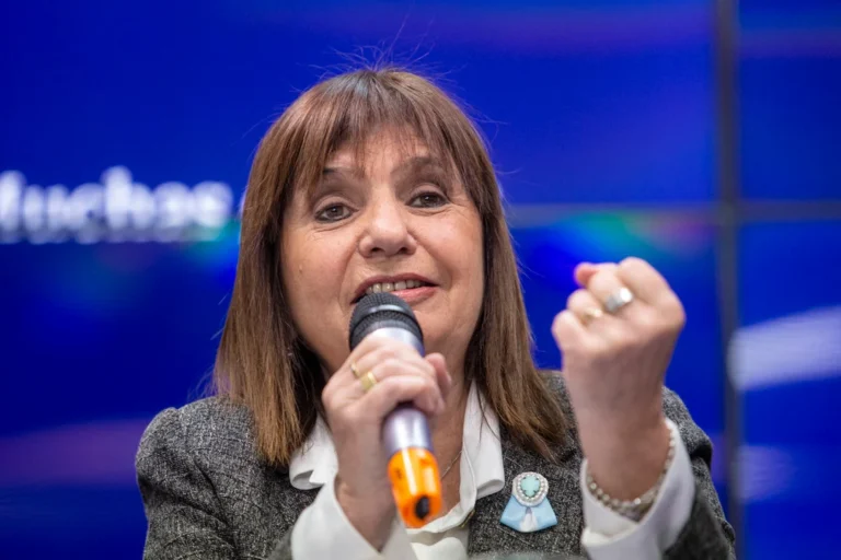 Patricia Bullrich hablando en una conferencia