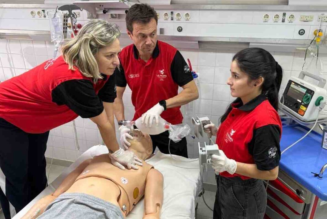 Centro de Simulación Clínica de La Pampa con trabajadores de la salud capacitándose