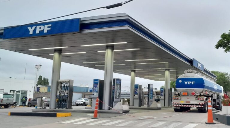 Estación de servicio en Santa Rosa con surtidores de nafta