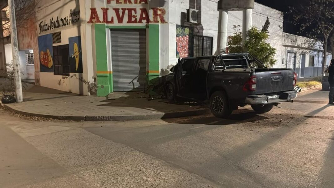 Camioneta Toyota Hilux incrustada contra un comercio en Santa Rosa tras persecución policial