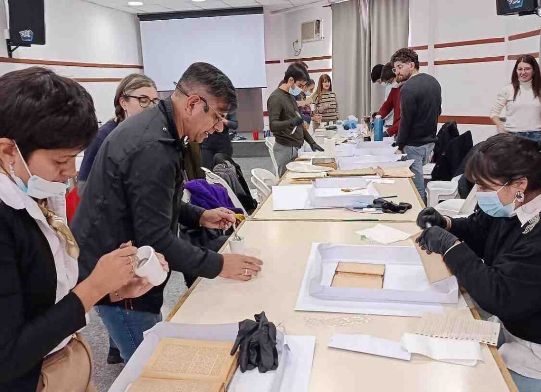 Capacitación sobre preservación de documentos en la sala Enrique Tubán del edificio Los Pioneros