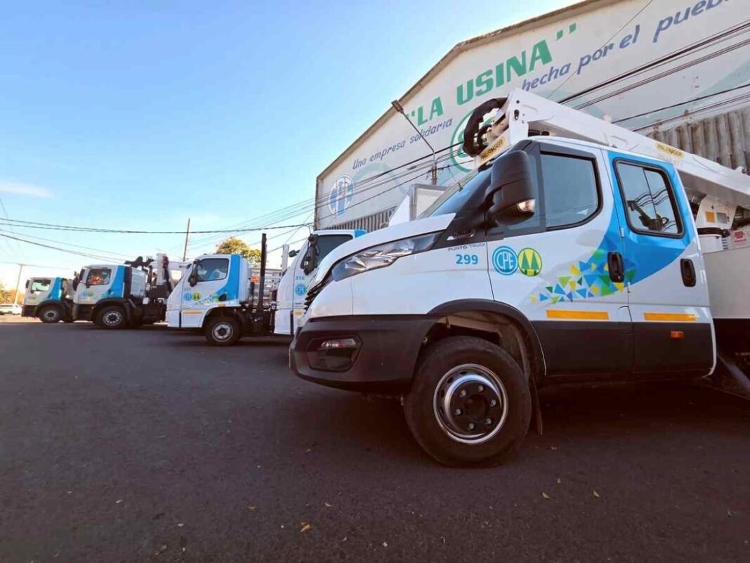 Unidades de la CPE exhibidas sobre la calle 1° de Mayo en Santa Rosa
