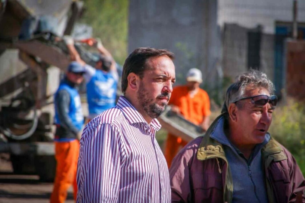 Intendente Luciano di Nápoli en conferencia de prensa sobre el loteo del Santa Rosa Rugby Club