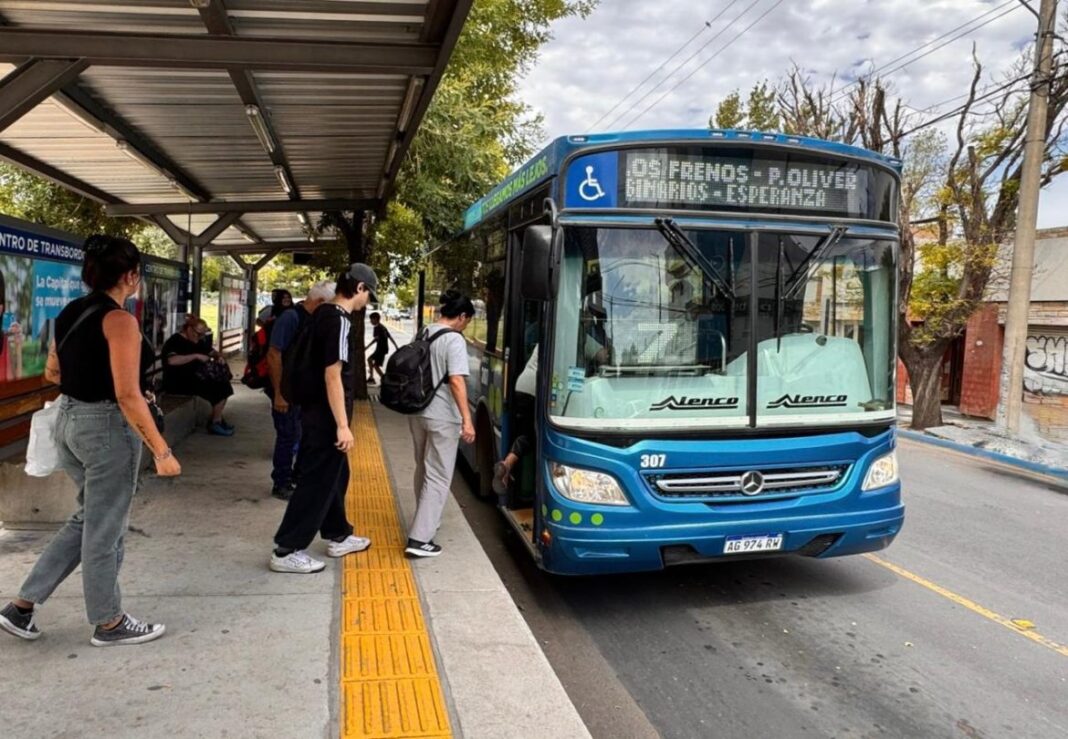 Micro urbano de Santa Rosa circulando por la ciudad