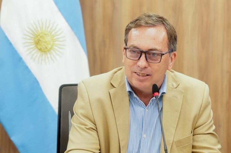 Ruta nacional 5 en La Pampa con cartel de obra paralizada