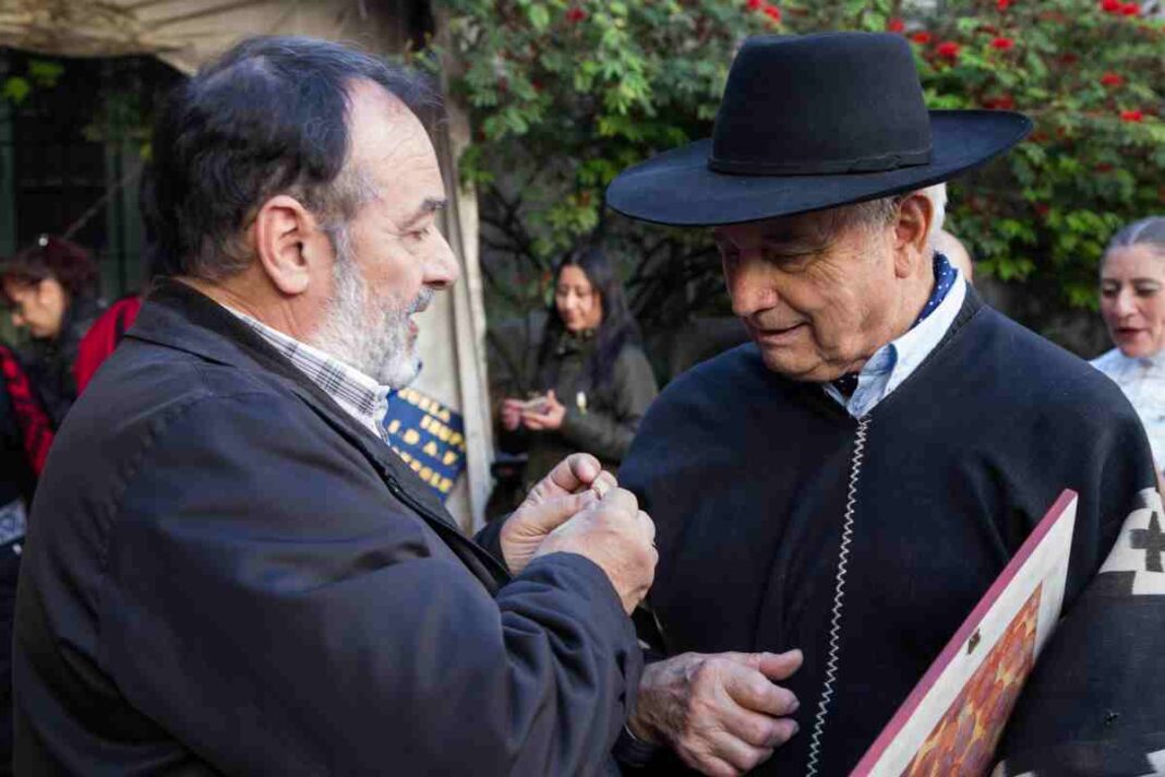 Juan Ugartemendia recibiendo el diploma Prócer de la Cultura Federal en el Museo Nacional del Cabildo