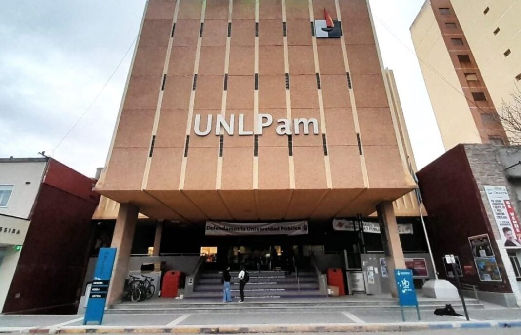 Docentes universitarios durante una jornada de protesta