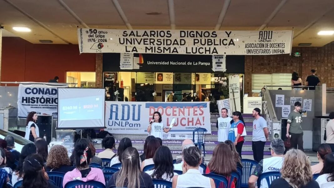 Docentes universitarios en una asamblea sindical
