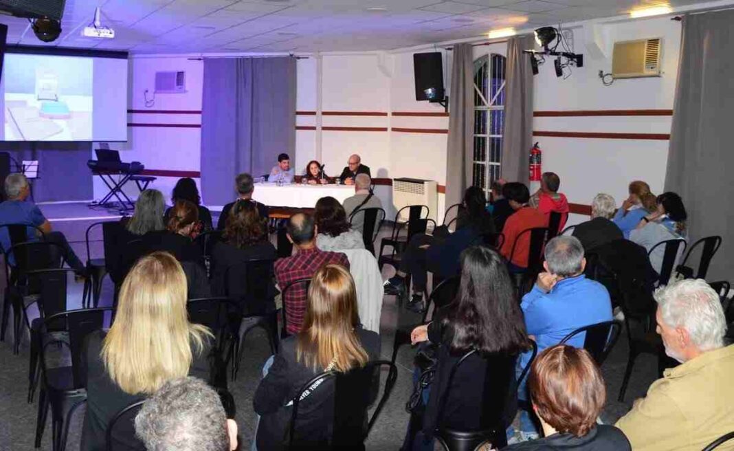 Presentación del libro La Cruz del Sur de Miguel Iribarne en el salón Pioneros