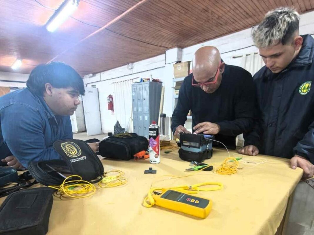 Técnicos de Empatel y Cooperativa de La Adela durante capacitación de fibra óptica