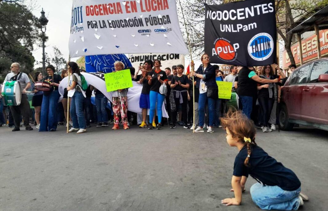 Estudiantes y docentes universitarios marchando en La Pampa con carteles