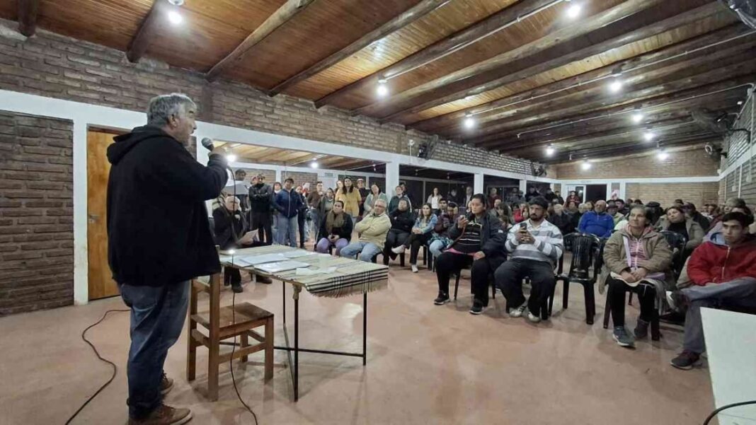 Guillermo Farana, intendente suspendido de Santa Isabel, durante un encuentro con vecinos