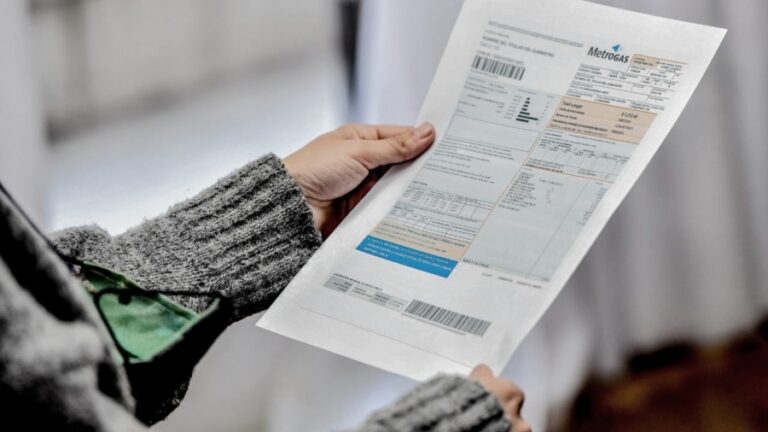 Medidor de gas natural con billetes y monedas al lado, representando el costo del servicio