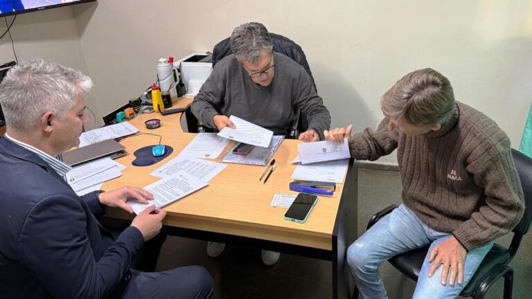 Firma de convenios de Empatel con intendentes de Santa Teresa, Unanue y Falucho para instalación de torres de telefonía móvil