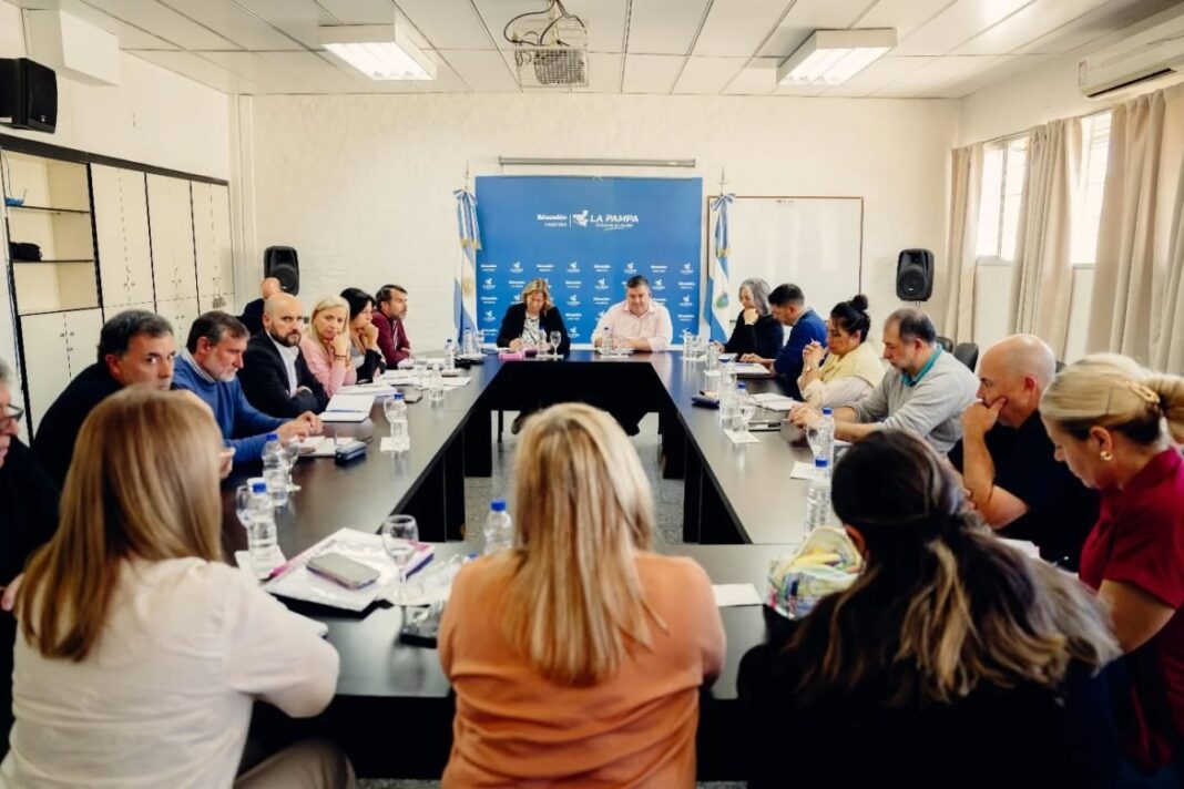 Reunión paritaria entre el Gobierno de La Pampa y gremios estatales