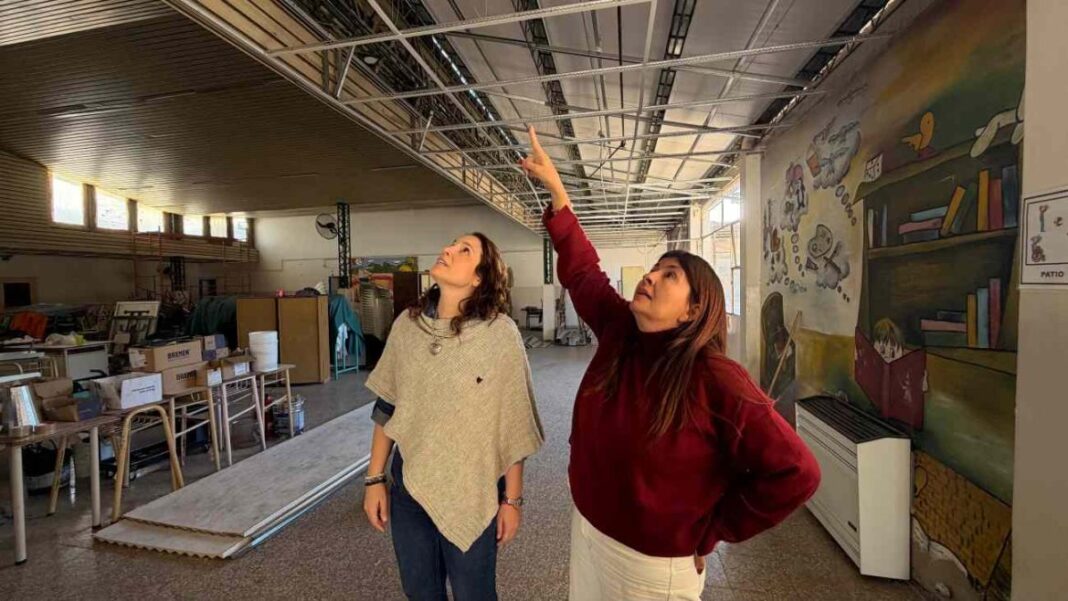 Subsecretaria de Obras Públicas Antonela Dosso supervisando obras en escuela de Santa Rosa