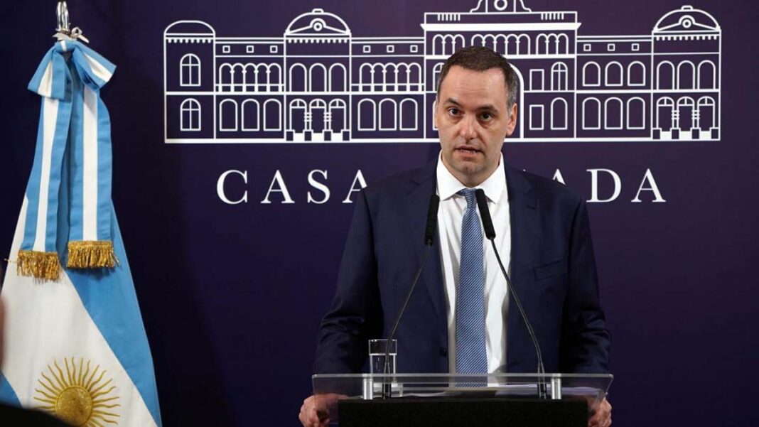 Sala de prensa de la Casa Rosada con periodistas trabajando