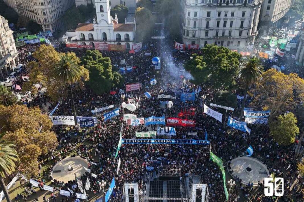 Marcha Federal Universitaria en Plaza de Mayo con carteles y banderas
