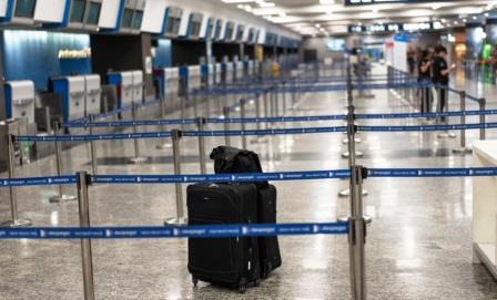 Trabajadores aeronáuticos en protesta frente a un aeropuerto