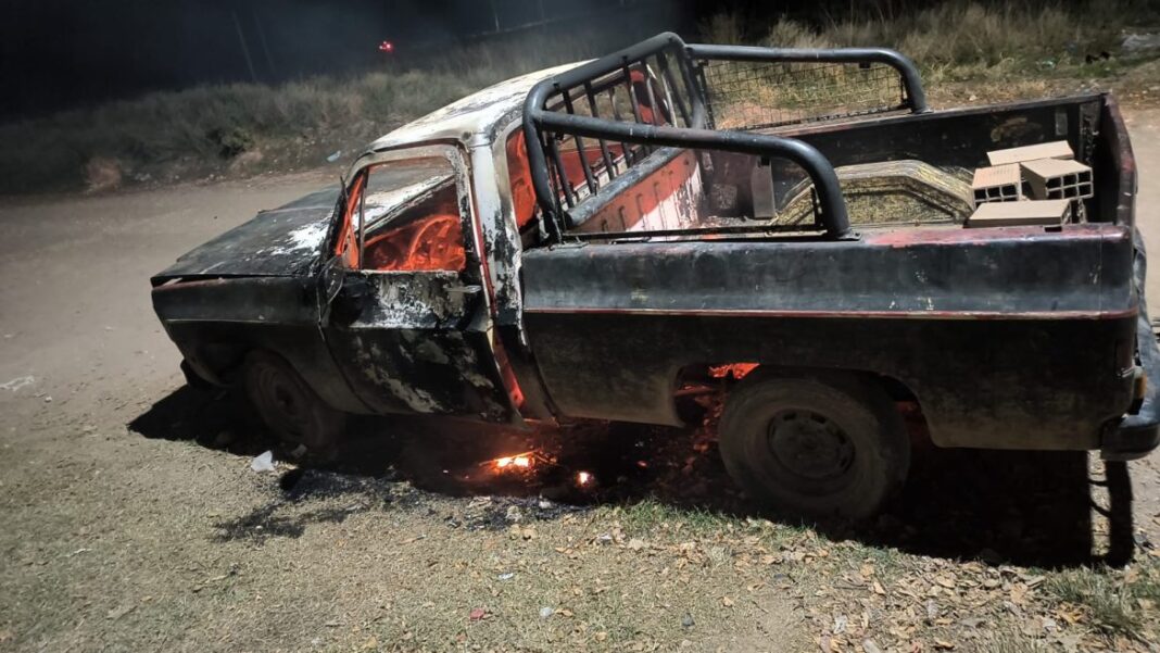 Bomberos sofocando incendio de camioneta Chevrolet C-10 en Santa Rosa