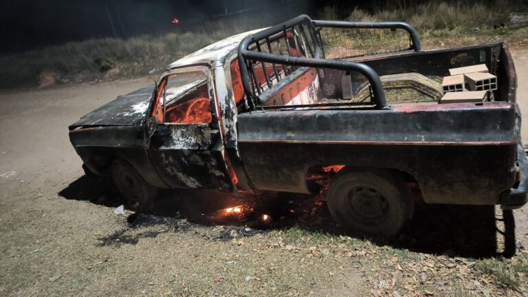 Bomberos sofocando incendio de camioneta Chevrolet C-10 en Santa Rosa