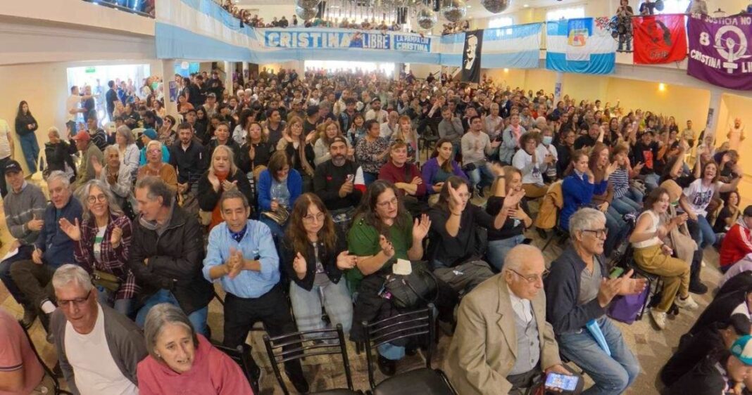 Militantes del kirchnerismo reunidos en el Salón Sur de Santa Rosa durante el encuentro Cristina Libre