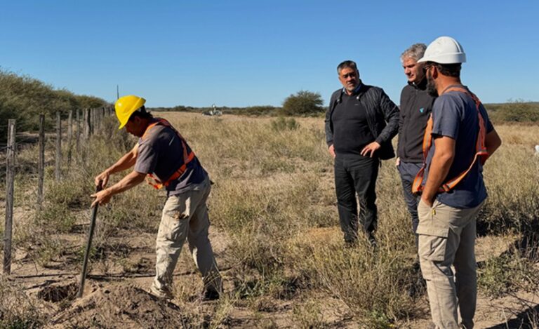 Postes de fibra óptica instalados a la vera de la Ruta 34 en La Adela