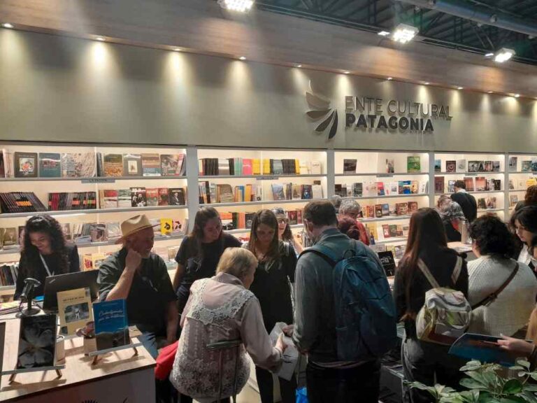 Stand de La Pampa en la Feria del Libro de Buenos Aires con libros y bibliotecas populares