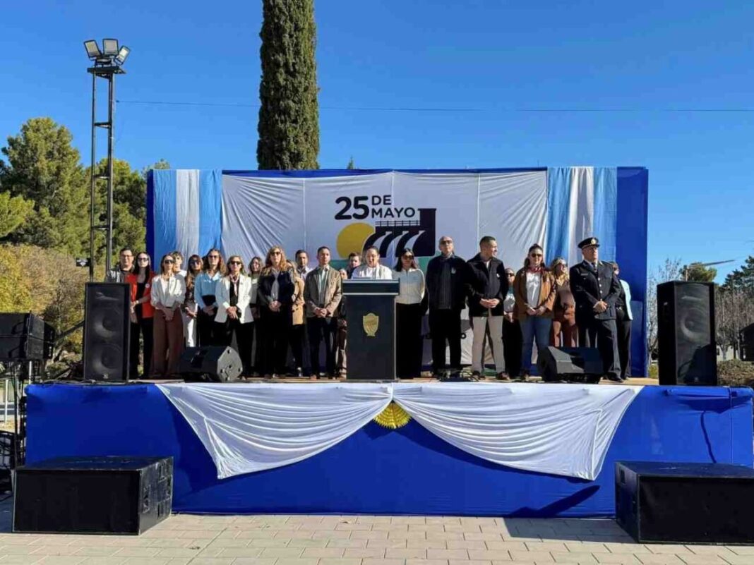 Intendente Leonel Monsalve durante discurso en acto del 25 de Mayo en 25 de Mayo, La Pampa