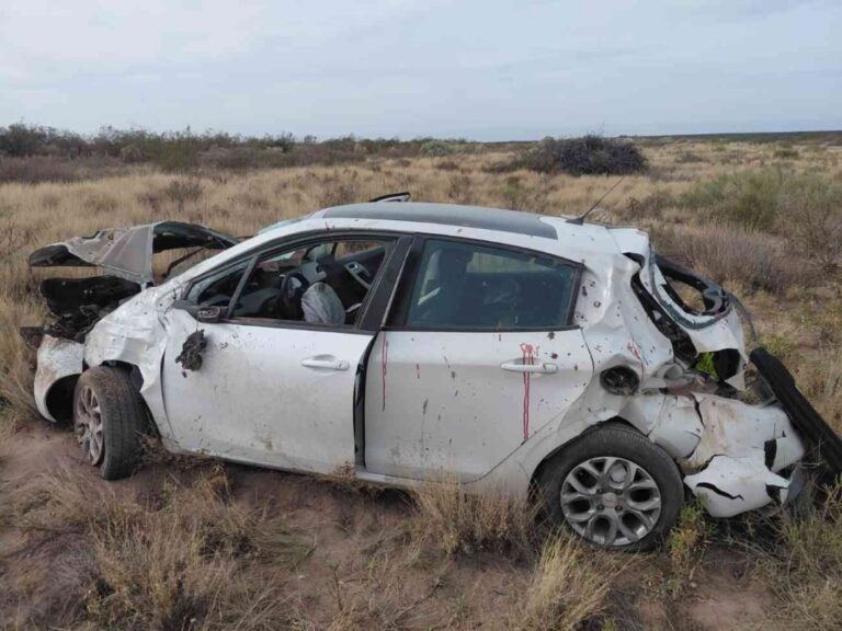 Vuelco de un Peugeot 208 en la ruta del Desierto, La Pampa