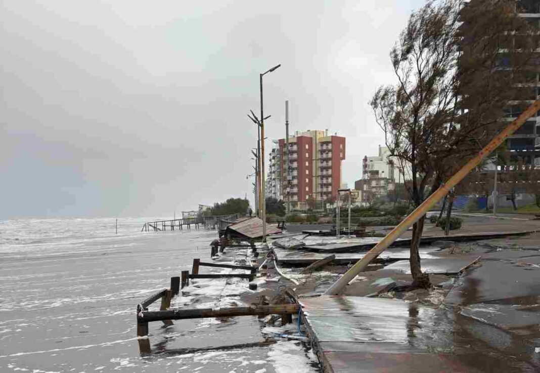 Destrozos en la costanera de Monte Hermoso por olas de hasta 7 metros