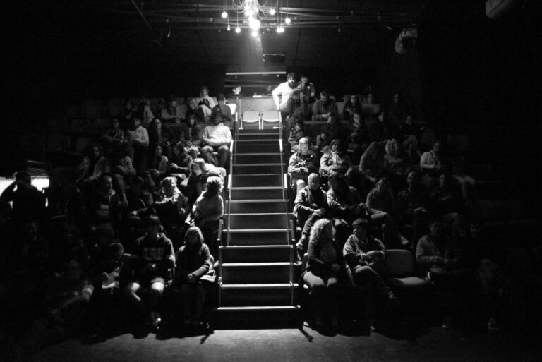 Presentación de Paraninfos y Molinaro en el Teatro TKQ de Santa Rosa