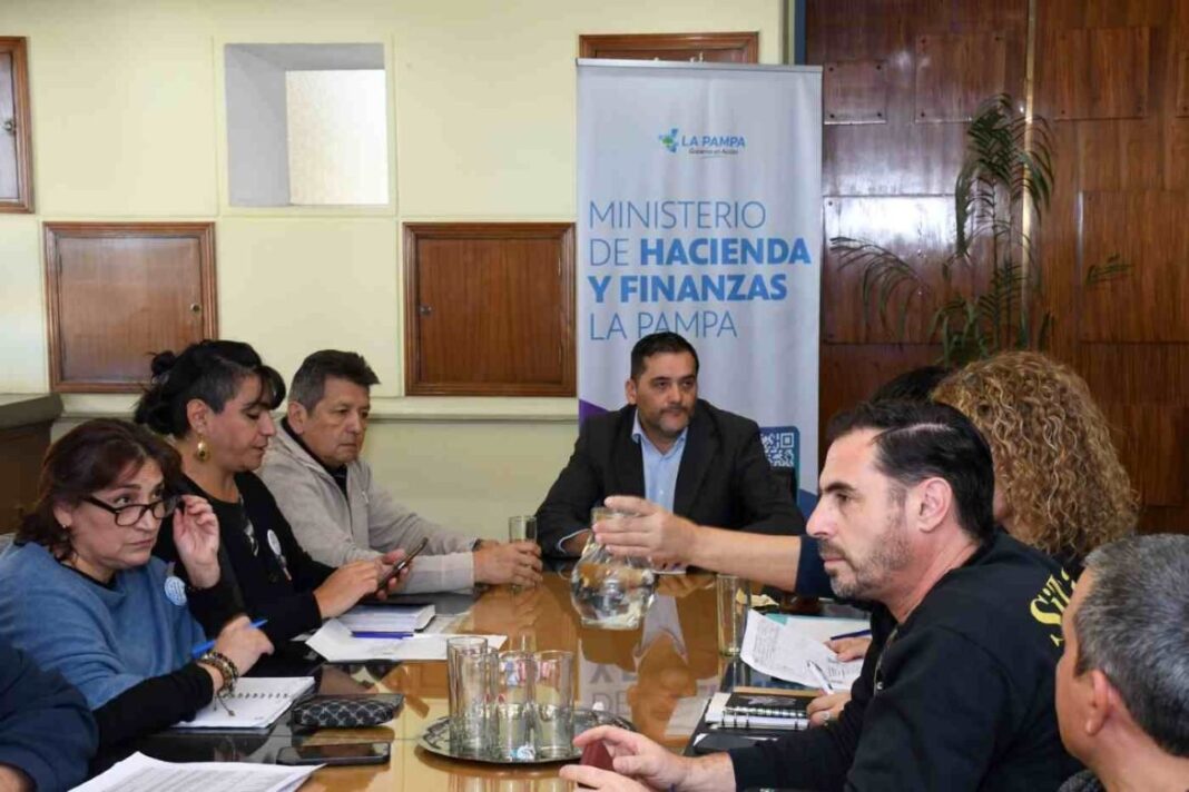 Reunión de paritarias entre funcionarios del Gobierno de La Pampa y dirigentes sindicales