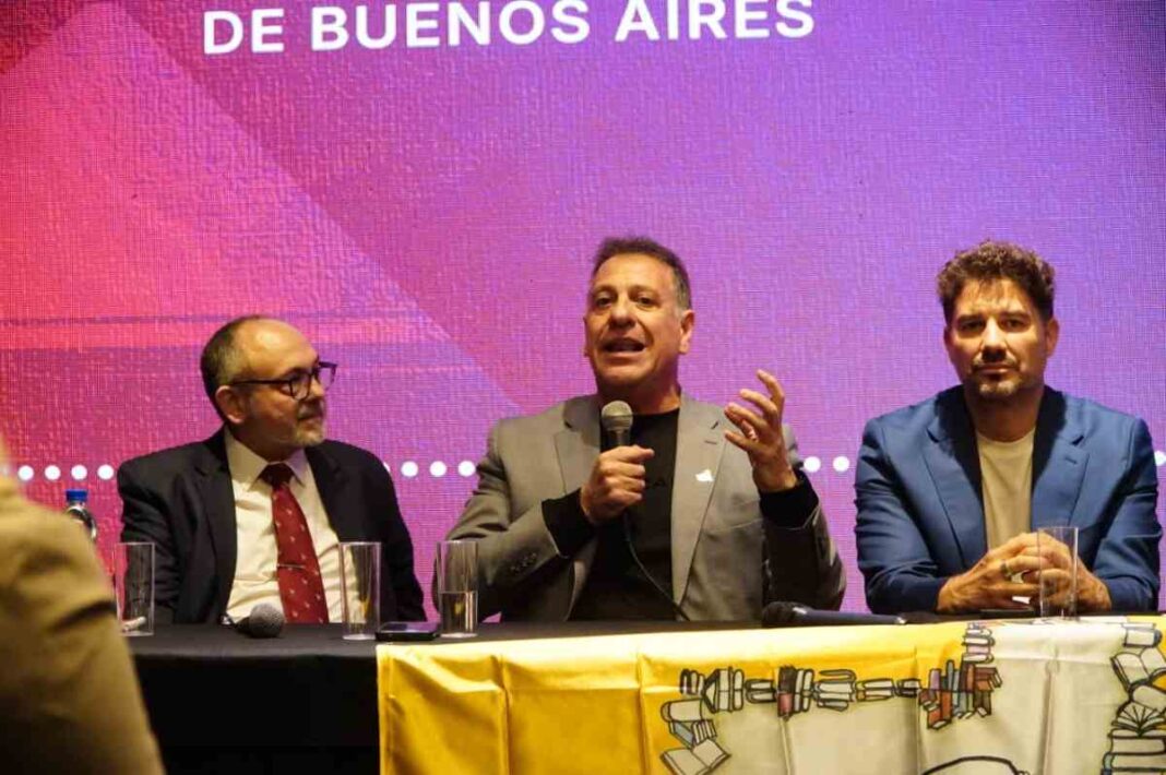 Pascual Fernández hablando en la Feria del Libro de Buenos Aires