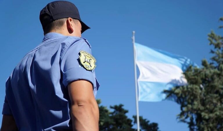 Policía de La Pampa con nuevo uniforme y barba reglamentaria