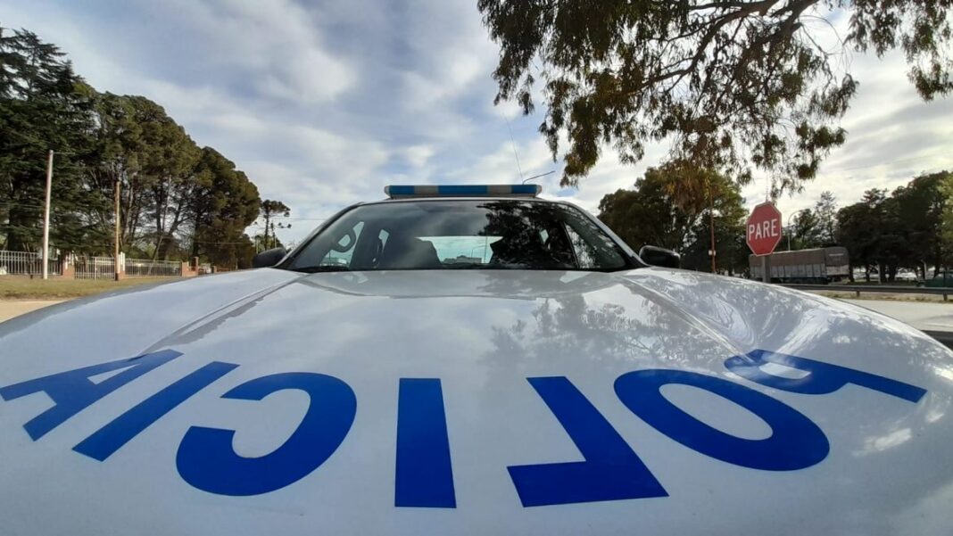 Policía de La Pampa durante allanamiento en Santa Rosa con armas y municiones secuestradas