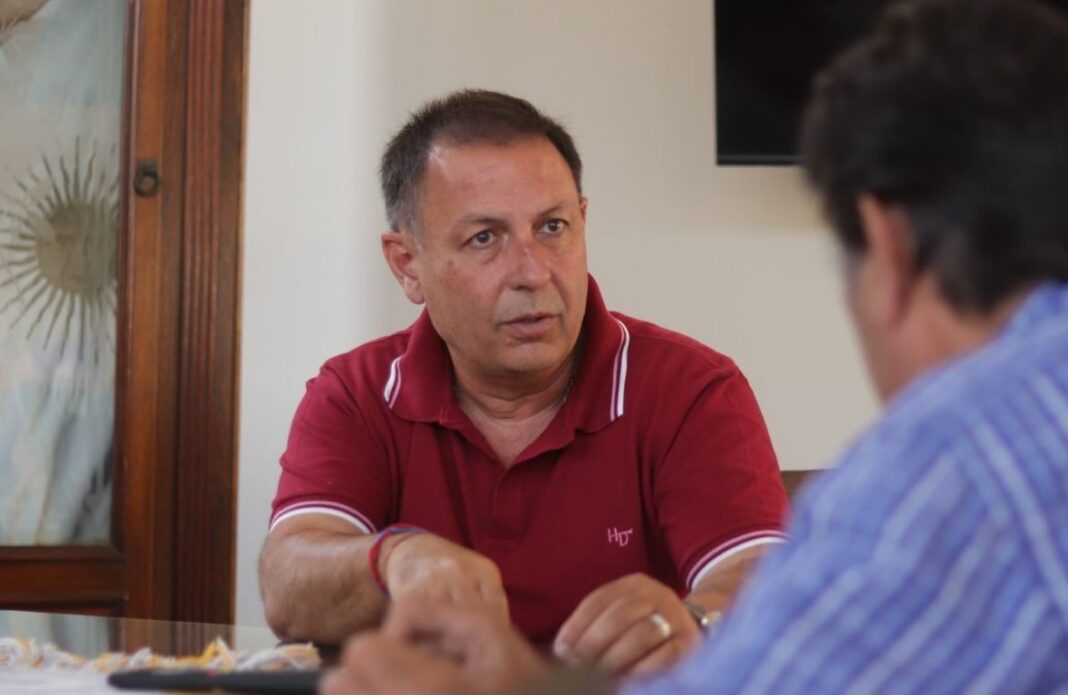 Abel Sabarots, intendente de General Acha, en una conferencia de prensa