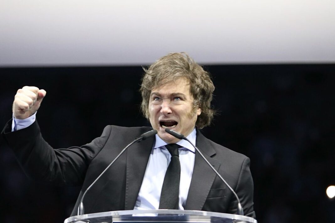 Manuel Adorni, jefe de Gabinete, en una conferencia de prensa