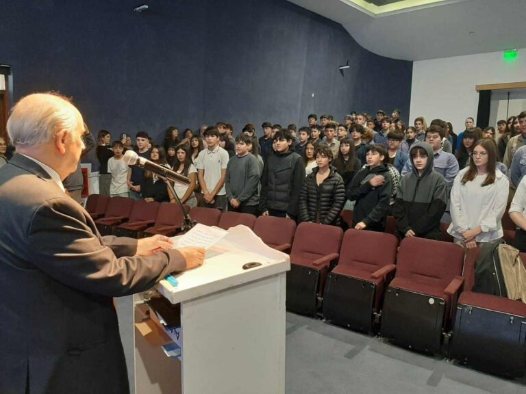 Estudiantes secundarios pampeanos en ceremonia de promesa de lealtad a las Constituciones